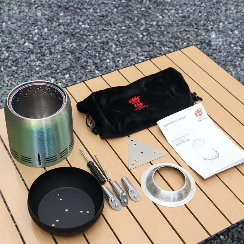 BiggerFireポータブル卓上焚き火台の付属品並ぶ画像。
