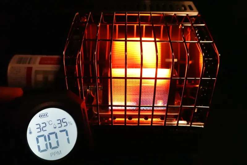 モノンズ (Monons)｜一酸化炭素チェッカーをカセットガスストーブの前に設置し、液晶画面に「7ppm」と表示されている測定シーンの写真