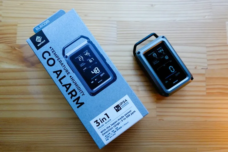 エレコム NESTOUT 一酸化炭素アラーム 3in1の液晶画面と、その横に並んだ収納箱が写っている製品写真
