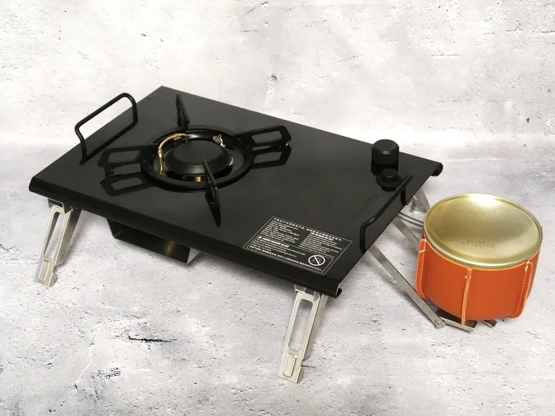 ネイチャーハイクの折りたたみ式シングルバーナーが全体に写り、OD缶が正しくセットされた状態。