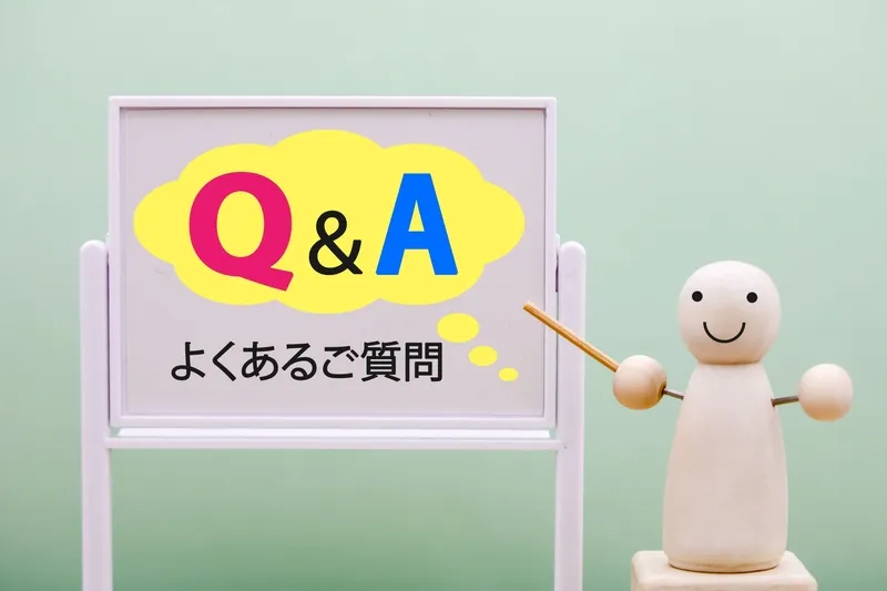 「石油暖房」と「灯油暖房」の違いをQ&A形式で解説するイメージ。ホワイトボードにQ&Aと書かれ、木人形が指し棒で説明している様子のイラスト。