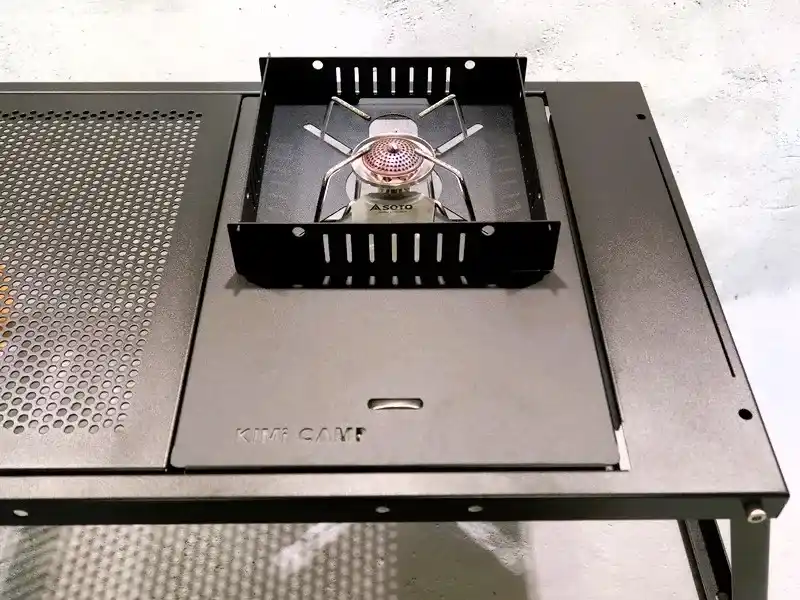 SOTO レギュレーターストーブ ST-310がST310&ST340遮熱プレートに取り付けられ、IGTテーブルにセットされている様子。