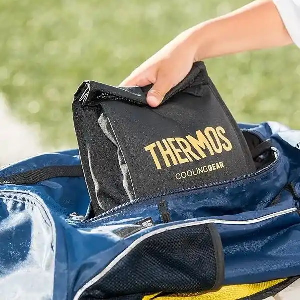 超小型クーラーボックス サーモス(THERMOS) スポーツ保冷バッグ (3L)をスポーツバッグに入れる様子