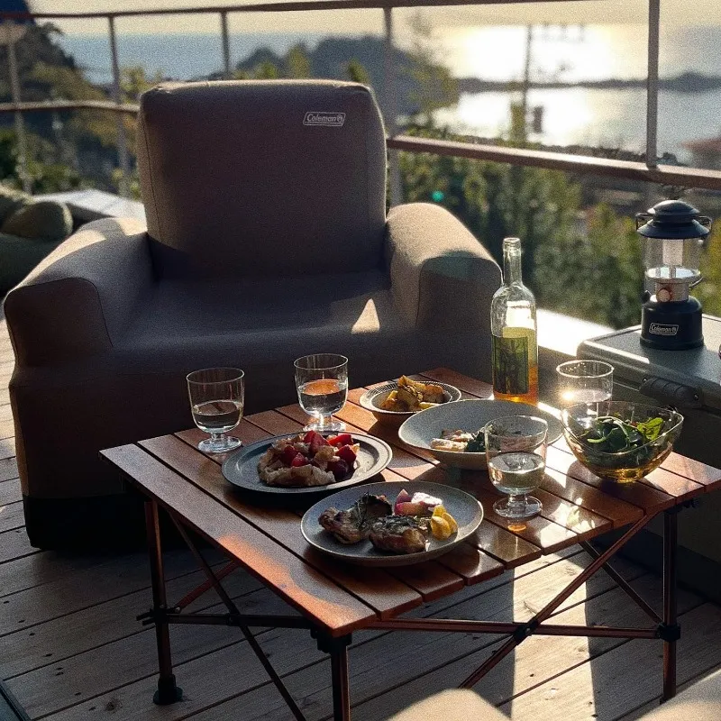 コールマン｜エアカウチ（グレージュ）を使用している様子。