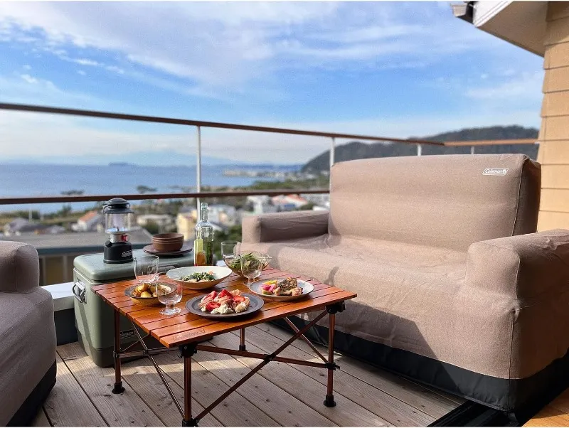 コールマン｜エアカウチダブル（グレージュ）を使用している様子