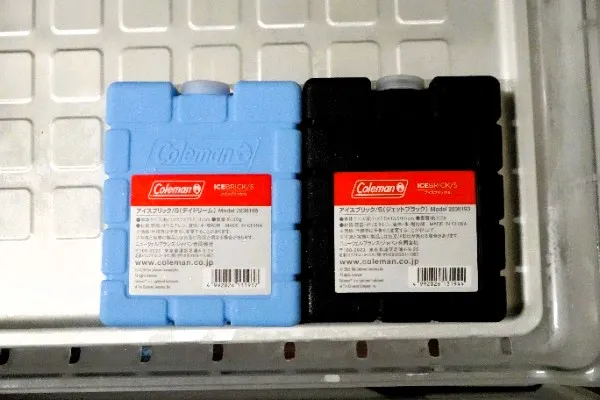 冷凍庫で凍らせているコールマン アイスブリック/S