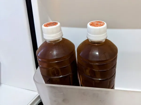 冷蔵庫でペットボトルを予冷する写真