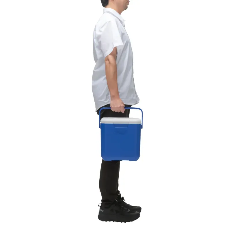 コールマン テイク9を成人男性がハンドルで持ち運ぶ小型クーラーボックスの使用例