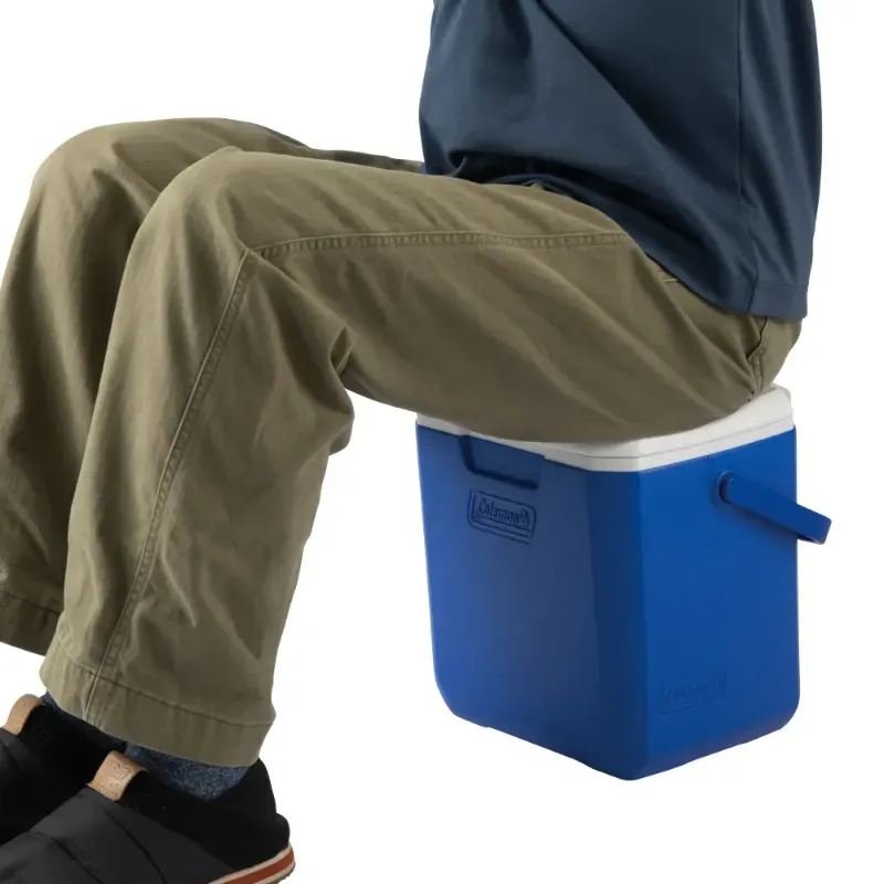 コールマン テイク9に成人男性が座っている小型クーラーボックスの使用例