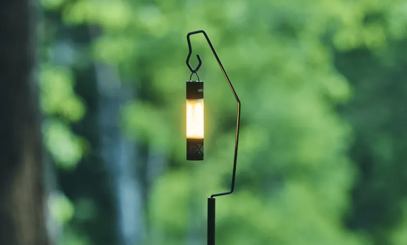 アルミユニットテーブルに取り付け可能なランタンハンガー。小型LEDランタンを吊り下げて手元を明るく照らす便利なオプション。