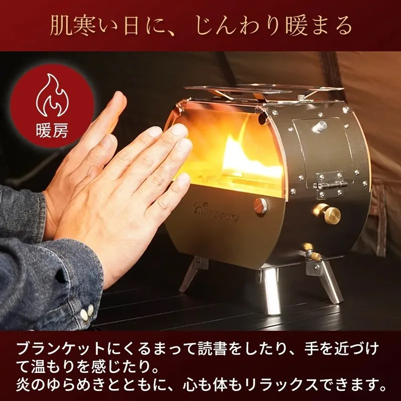 FUTURE FOX「灯火（Tomoshibi・オリーブ）」に手をかざして暖をとる様子。卓上パラフィンオイル暖炉ランタンの使用シーン。