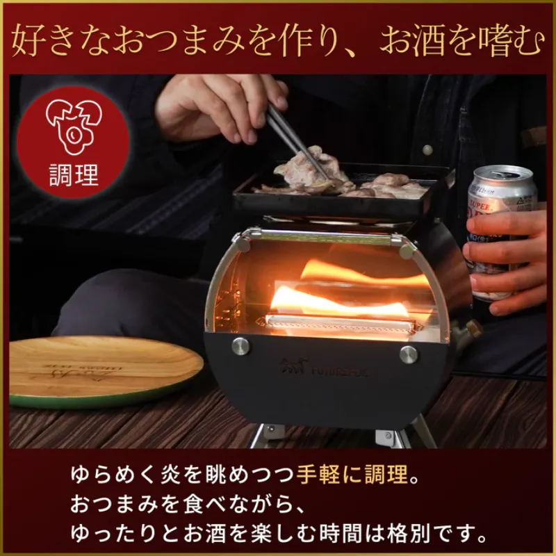 FUTURE FOX「灯火（Tomoshibi）」の五徳に鉄板を置き、ビール片手に焼肉を楽しむキャンパーのアウトドアシーン。