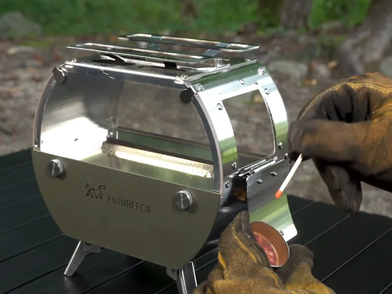 FUTURE FOX「灯火（Tomoshibi）」の側面小窓を開け、キャンパーがマッチで着火しようとしているシーン。