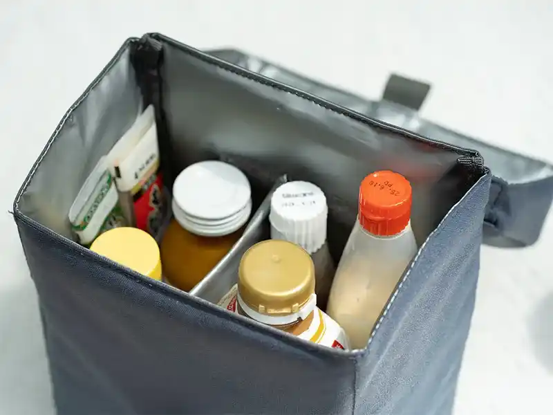 DOD「ヒャドチョミーレ」の内部に焼肉のタレやマヨネーズなどの調味料ボトルが立てて収納されている様子を写した写真。