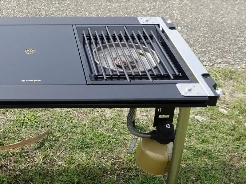 キャンプ場でIGTバーナー(フラットバーナー)をセパレートIGTにセットした状態。安定して設置され、調理の準備が整っている。