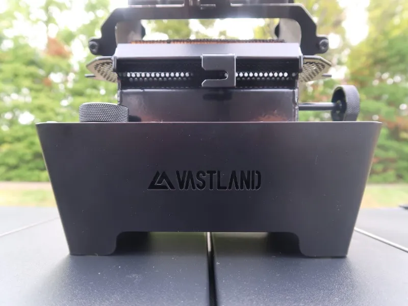 ヴァストランド(VASTLAND)アイロンストーブのタンク部がアップで映し出されたシーン。