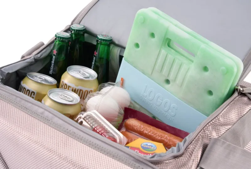 開かれたクーラーボックスの中にロゴス「氷点下パックXLツイン」が収納されている様子。周囲には食材や飲料が入っている。