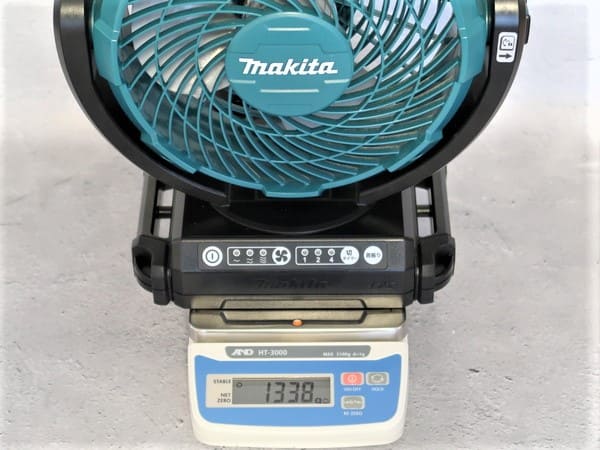 マキタの扇風機「CF102DZ」を秤で重量測定している
