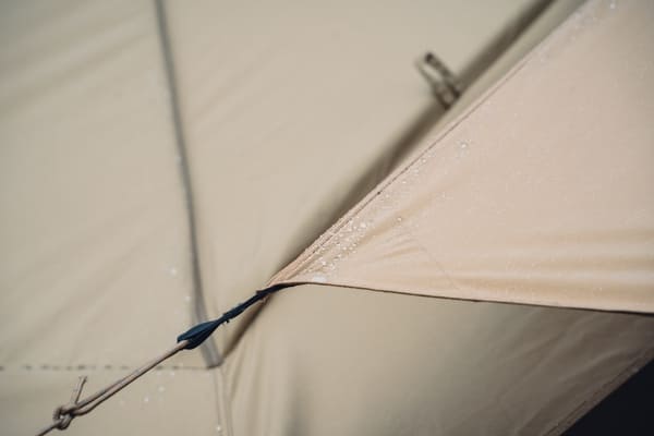 テントに雨水が付いている