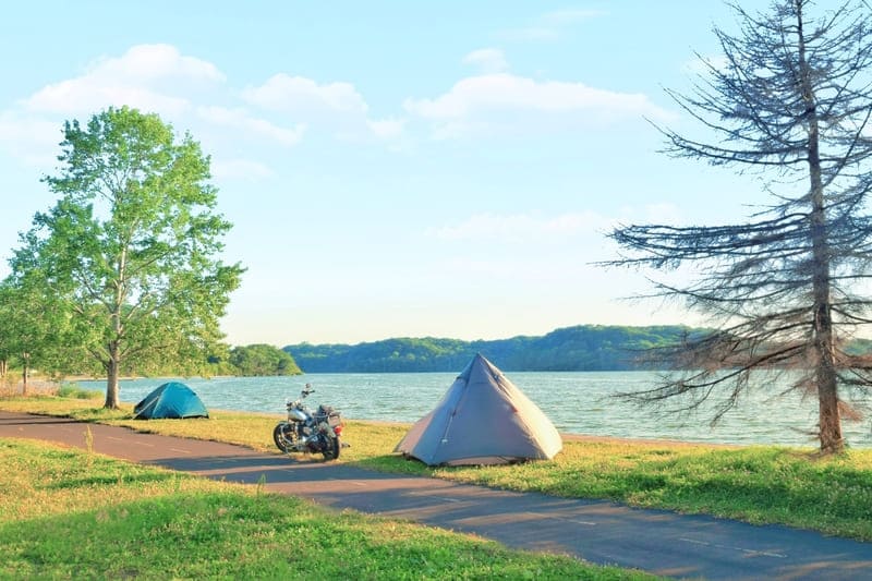 湖が見えるキャンプ場、ワンポールテントとバイク