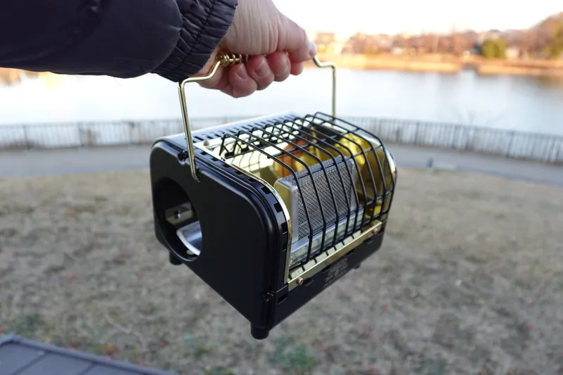 シャンクヒーター（AS2OV別注）を持ち手で持ち下げ、コンパクトで軽量なサイズ感が伝わる使用シーンの写真