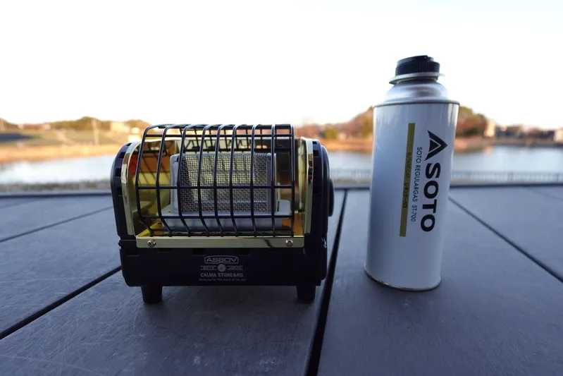 シャンクヒーター（AS2OV別注）とSOTO製CB缶を横並びに置いた様子。使用燃料とサイズ感が分かる。