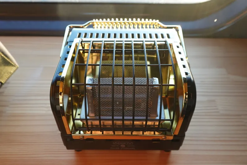 シャンクヒーター（AS2OV別注）の全体写真。ブラック×ゴールドの配色が際立つ存在感ある仕上がり。