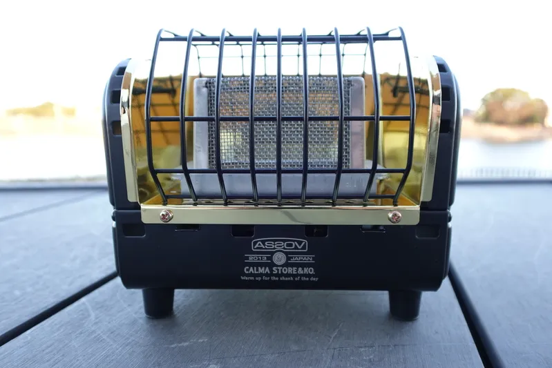 シャンクヒーター（AS2OV別注）の全体を写したアップ写真。深いブラック塗装とゴールドパーツの存在感ある佇まい。