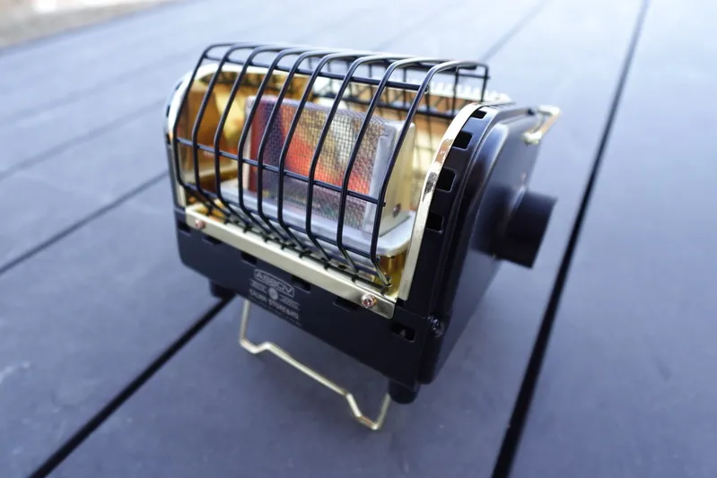 シャンクヒーター（AS2OV別注）を斜めから撮影した製品写真。無骨で唯一無二のデザインが強調されている