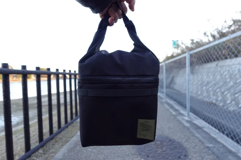 シャンクヒーターを収納ケースに入れて持ち運ぶ様子。軽量でコンパクトなことが伝わる