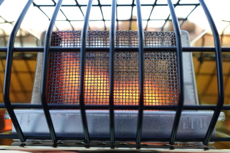 シャンクヒーターの燃焼部アップ。赤熱した熱源が足元や手元をピンポイントで暖めるスポットヒーター