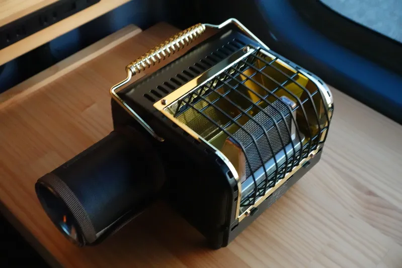 シャンクヒーターを車内で使用しようとしている様子。テントや車内では酸素不足や一酸化炭素中毒のリスクがあるため注意が必要。