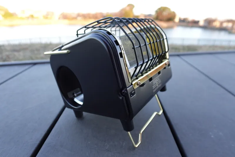 シャンクヒーター（AS2OV別注）を斜めから撮影したスタンドアップ状態の本体。無駄のないサイズ感と金属の質感が伝わる