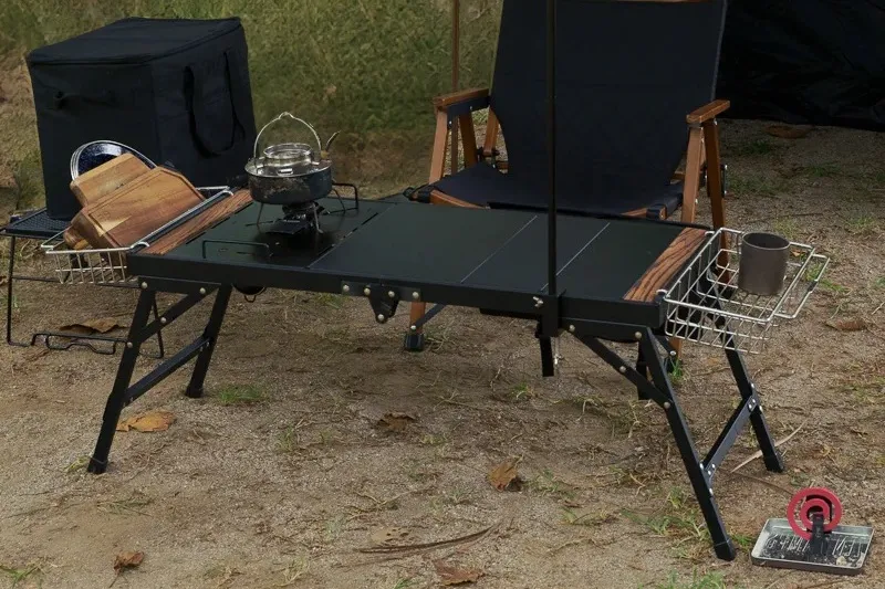 ZENキャンプ(ZEN Camps)のIGTテーブル『FoldFlex Table』をキャンプサイトに設置したイメージ写真