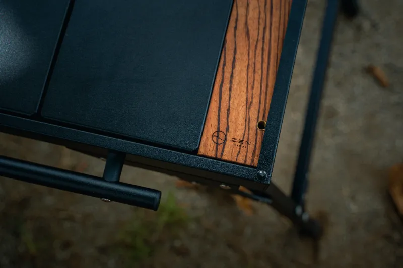 ZENキャンプ(ZEN Camps)のIGTテーブル『FoldFlex Table』に使用されている天然木を拡大で写した写真