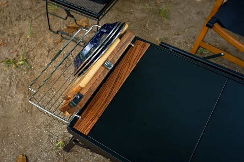 ZENキャンプ(ZEN Camps)のIGTテーブル『FoldFlex Table』にバスケットを取り付けて使用している写真