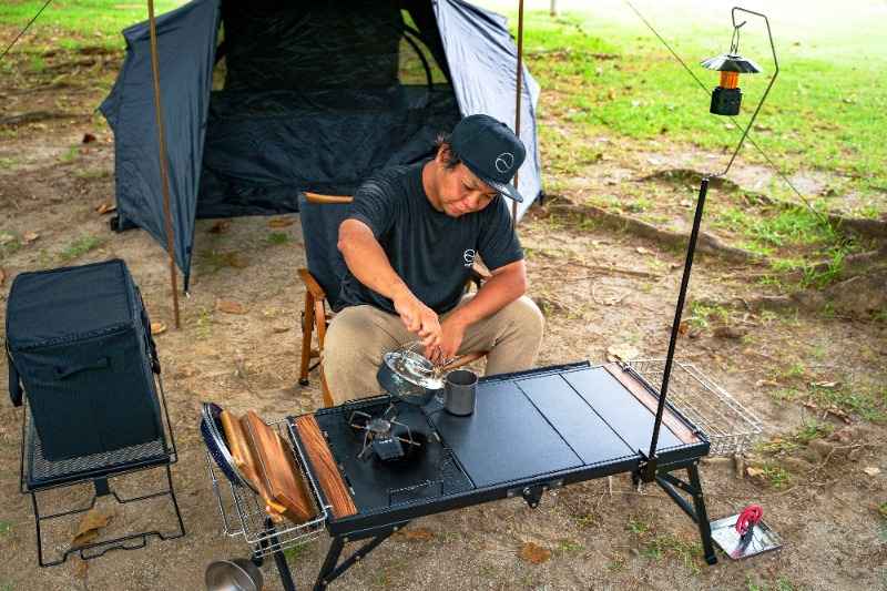 ZENキャンプ(ZEN Camps)のIGTテーブル『FoldFlex Table』にランタンハンガーを取り付けて使用している写真