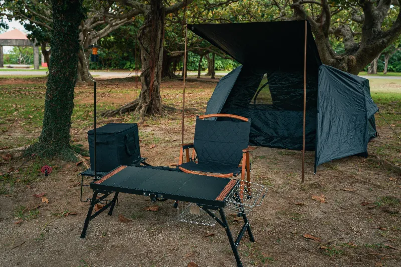 ZENキャンプ(ZEN Camps)のIGTテーブル『FoldFlex Table』がキャンプサイトに置かれ、映えているイメージ写真